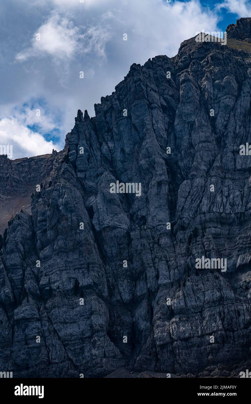Serra del Cadí, Katalonien, Spanien, mit 500 hohen Klippen, die eine Höhe von über 2000m erreichen. Die Berge liegen im Parc Natural del Stockfoto