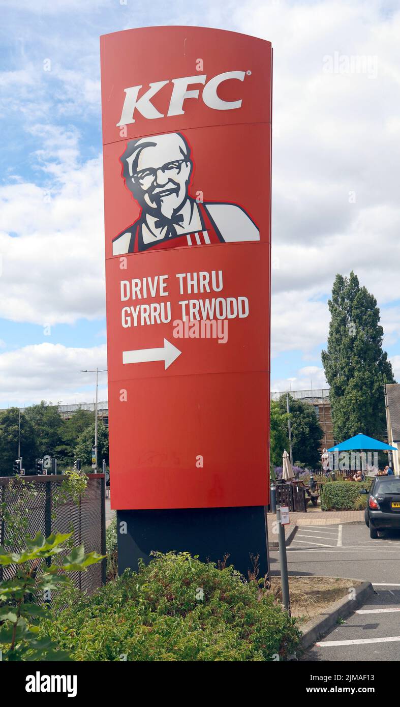 KFC-Durchfahrt neben dem Cardiff Football Ground. Leckwith Retail Park. Stockfoto