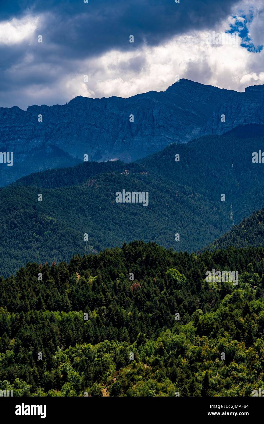 Serra del Cadí, Katalonien, Spanien, mit 500 hohen Klippen, die eine Höhe von über 2000m erreichen. Die Berge liegen im Parc Natural del Stockfoto