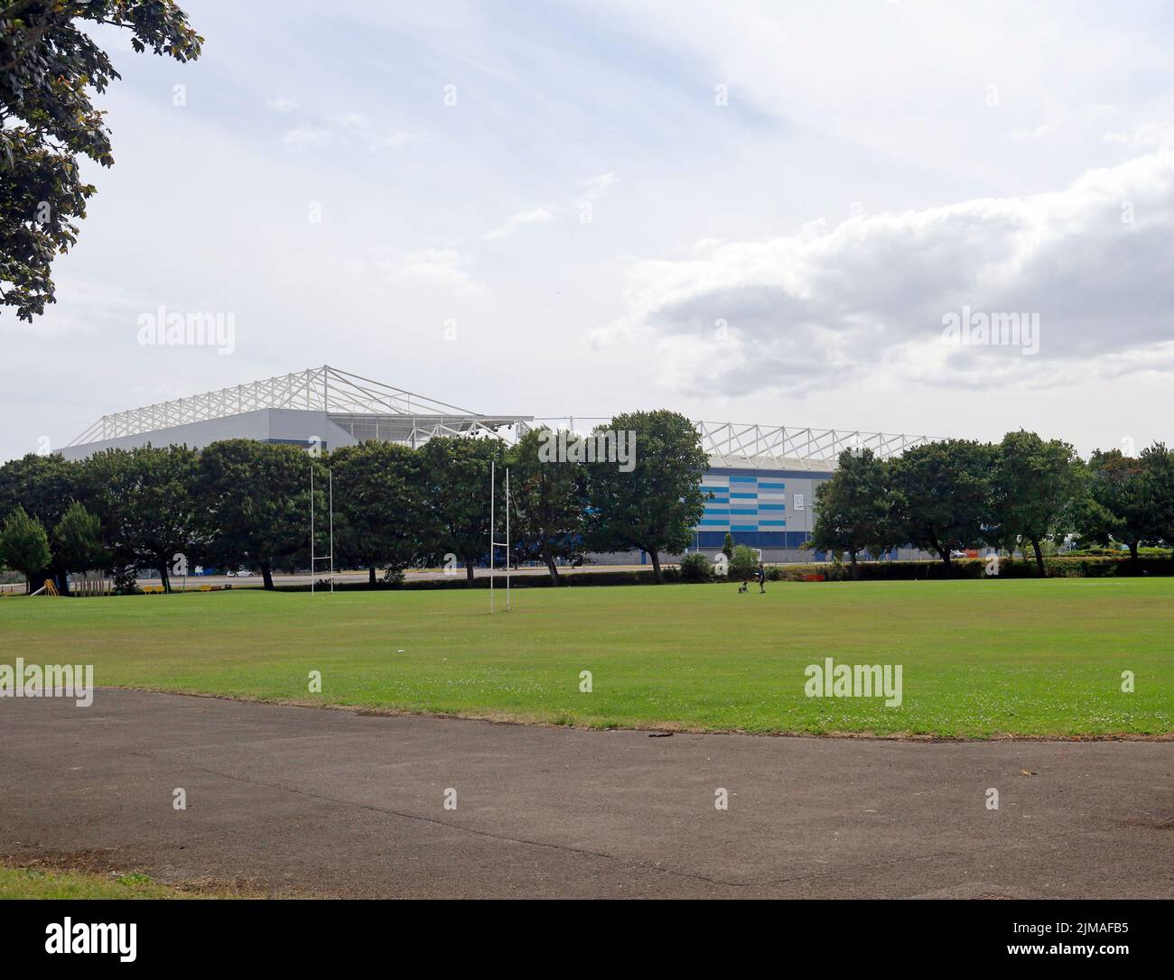 Blick von der Umkleidekabinen des Canton RFC, Jubilee Park, Cardiff auf das Fußballstadion Stockfoto