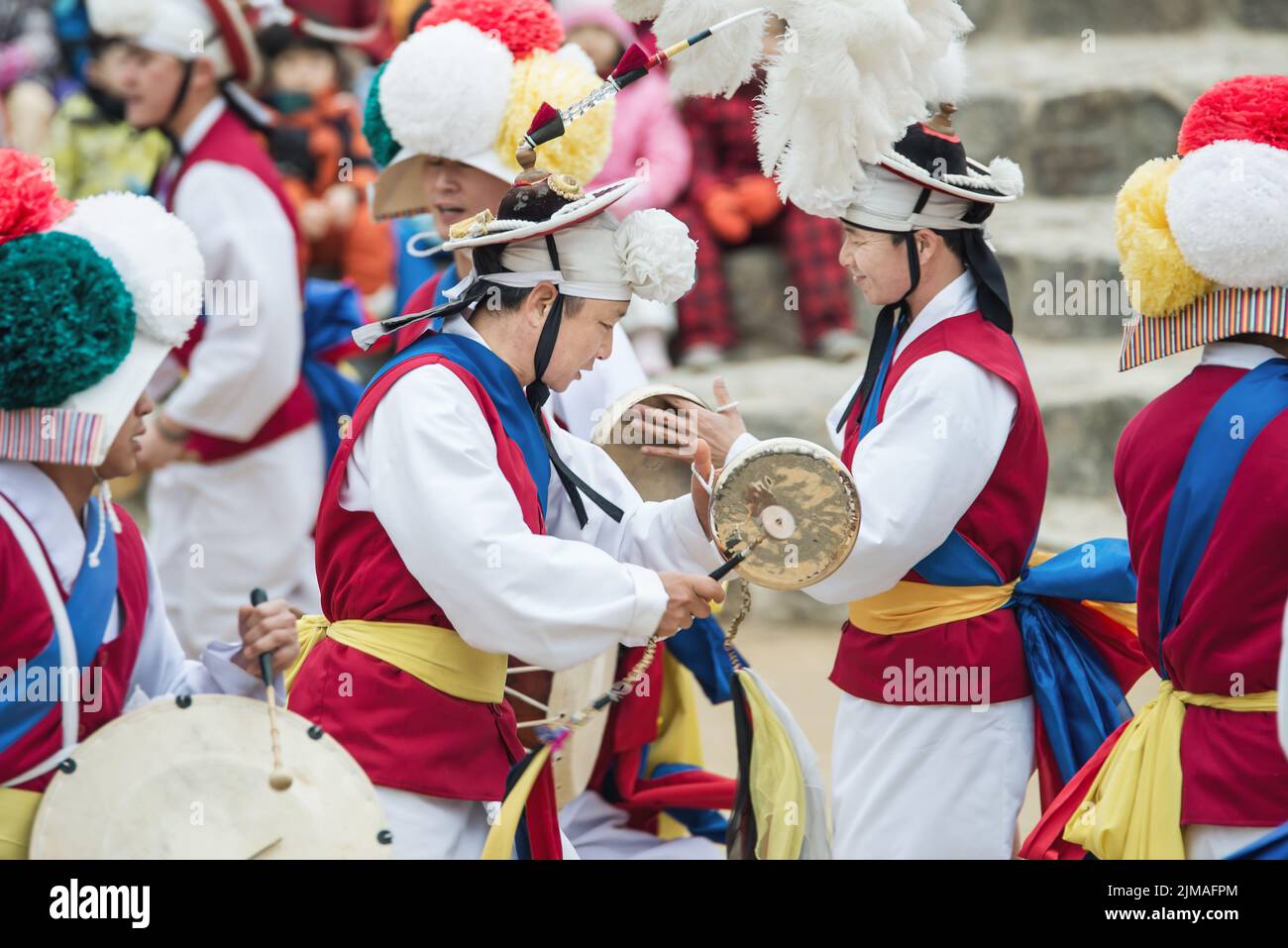 Das Ende des traditionellen koreanischen Bauerntanzes im koreanischen Volksdorf in Yongin Stockfoto