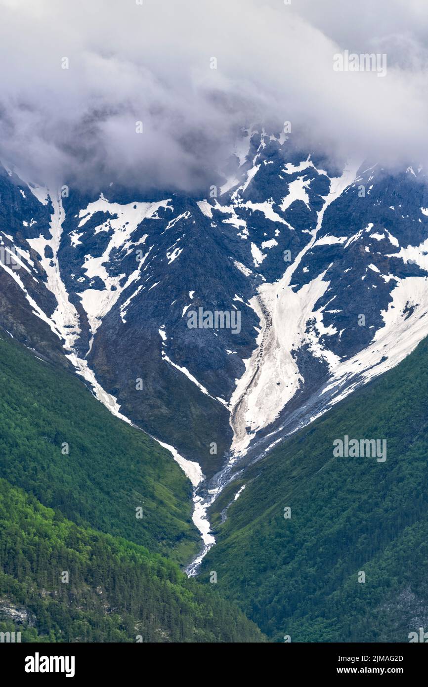 Nahaufnahme des V-förmigen Berges Olden, Norwegen Stockfoto