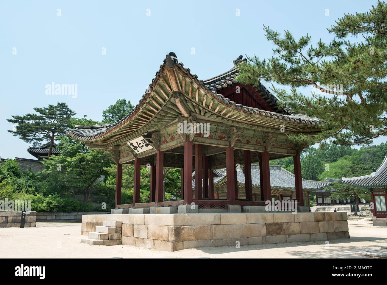 Touristenbesuch im Changdeokgung Palast, der von den Königen der Joseon Dynastie erbaut wurde Stockfoto