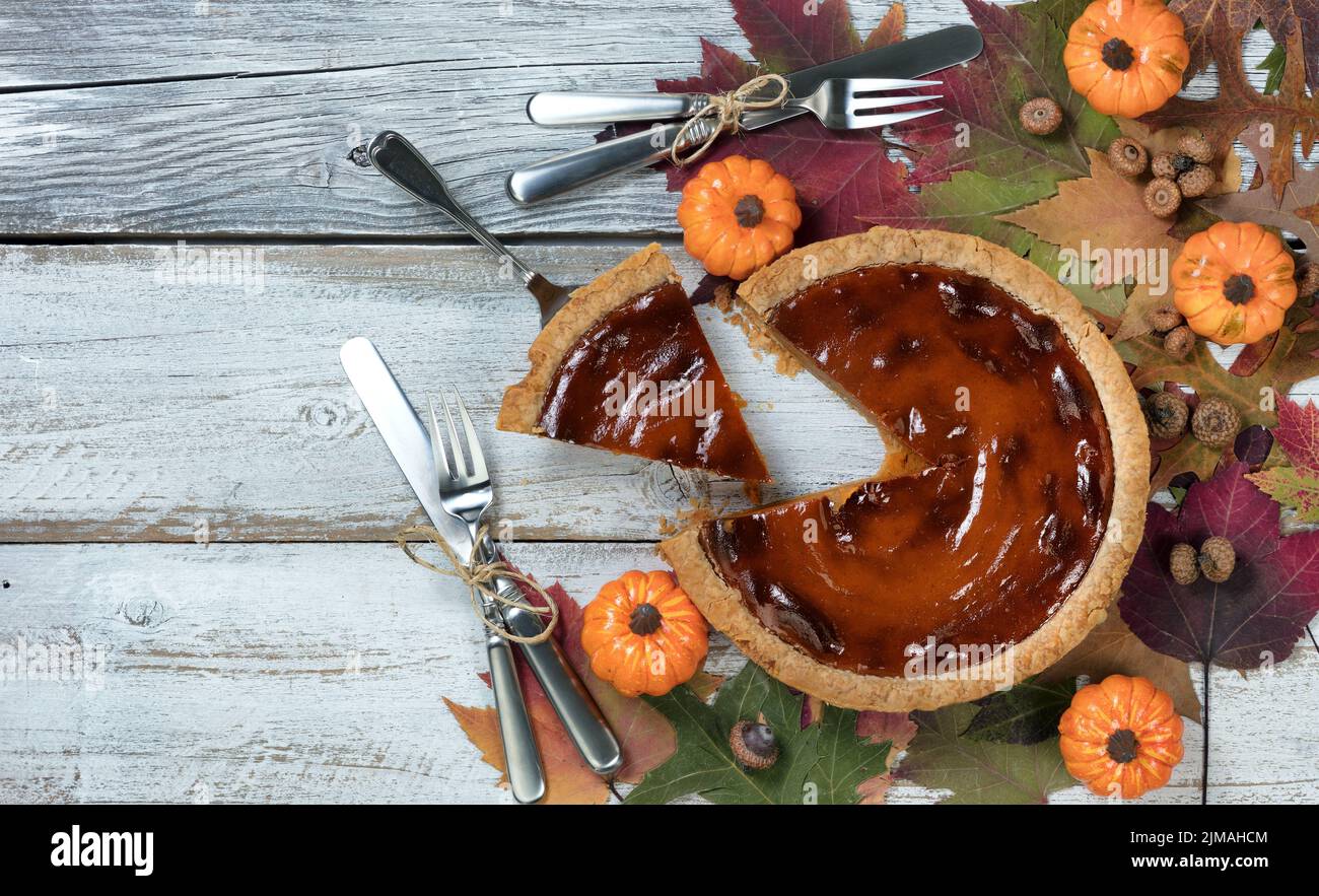 Ein Stück frisch gebackener Kürbiskuchen für die Herbstferien im Flay-Lay-Format Stockfoto