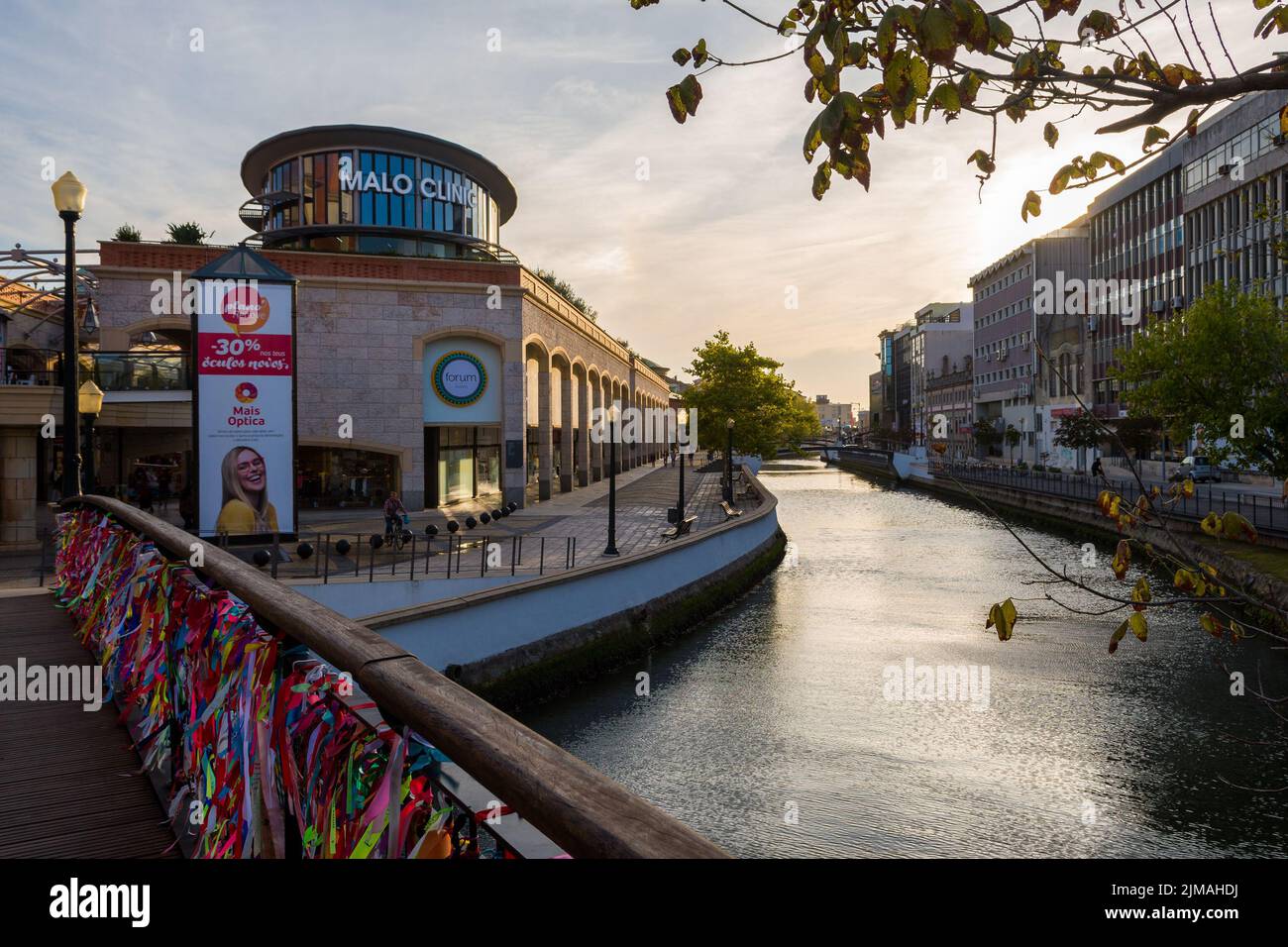 Forum Aveiro am Ufer des Flusskanals Stockfoto