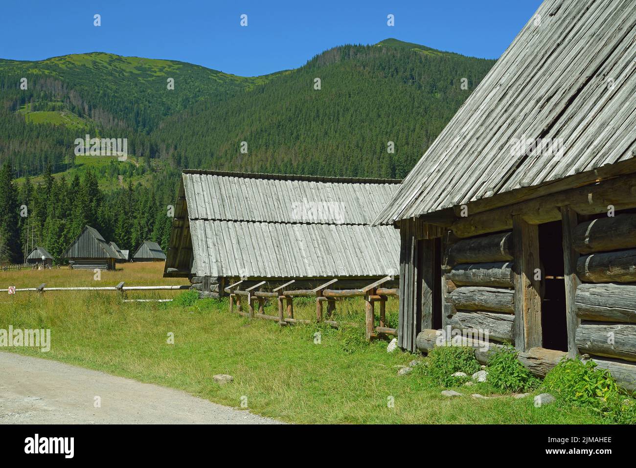 Alte Schäferhütten auf der Chocholowska Glade, Westtatra, Polen Stockfoto