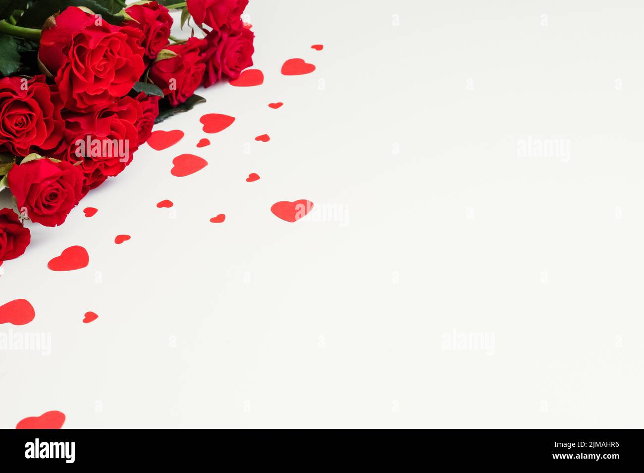 Blumen Lieferung rote Rosen Herz weißen Hintergrund Stockfoto