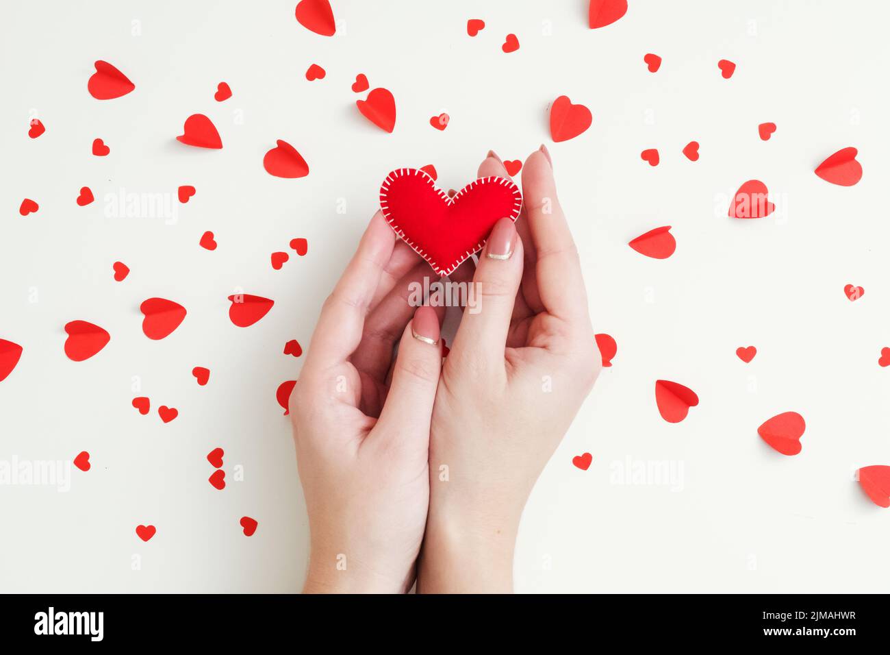 Romantische Gefühle Hände handgemachte fühlte Herzliebe Stockfoto