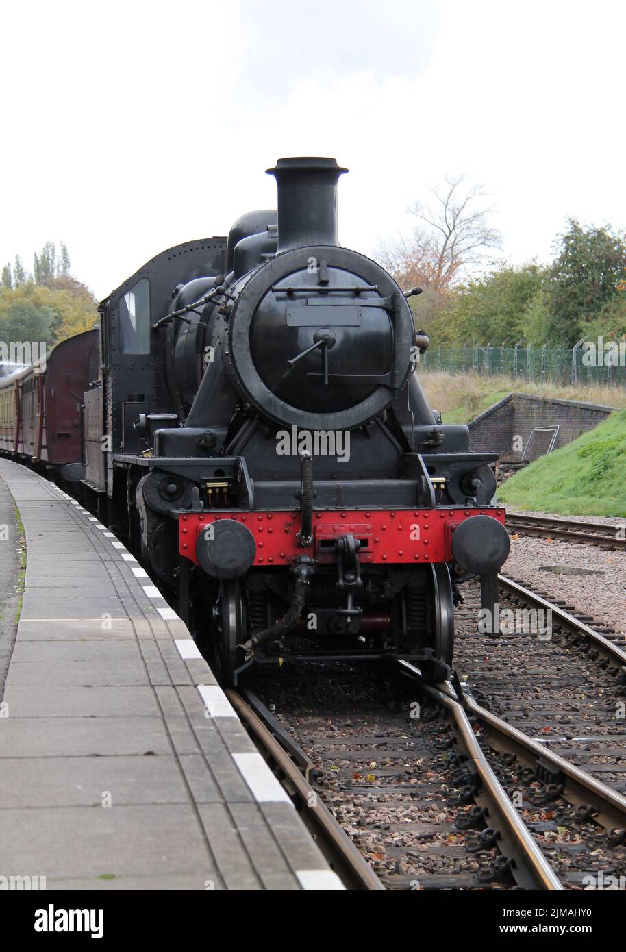 Eine klassische Dampflokomotive, die einen Vintage-Zug zieht. Stockfoto