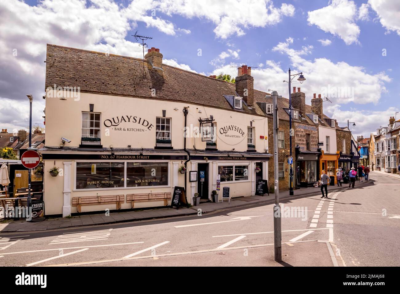 Quayside Bar and Harbour Street, Whitstable, Kent, England, Großbritannien Stockfoto