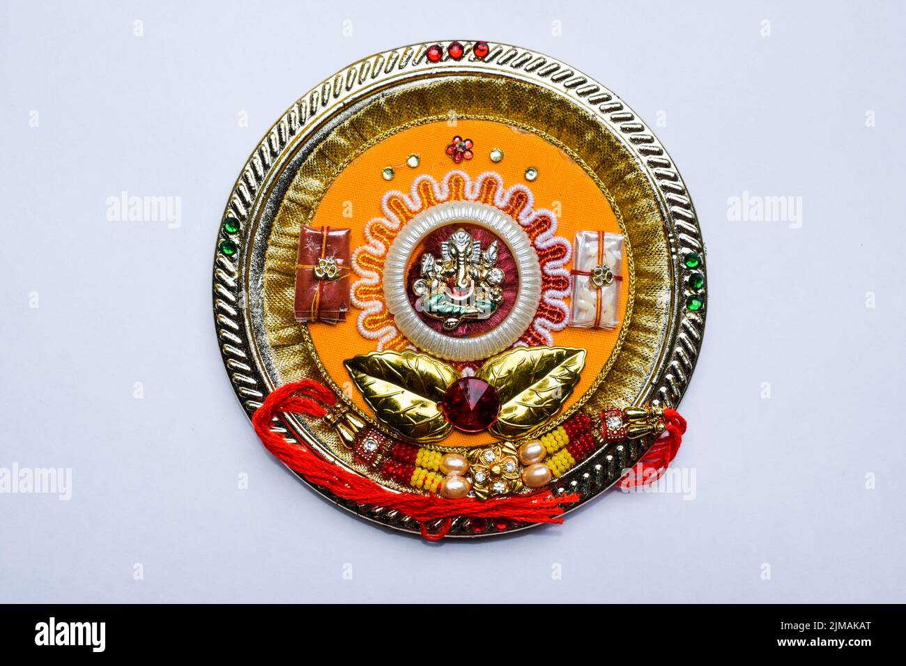 Schöne Rakhi mit Kumkum und Chawal an Brüder auf Rakshabandhan Festival geschickt. Traditionelle Puja-thaali-Kombination mit Ganesha in der Mitte Stockfoto