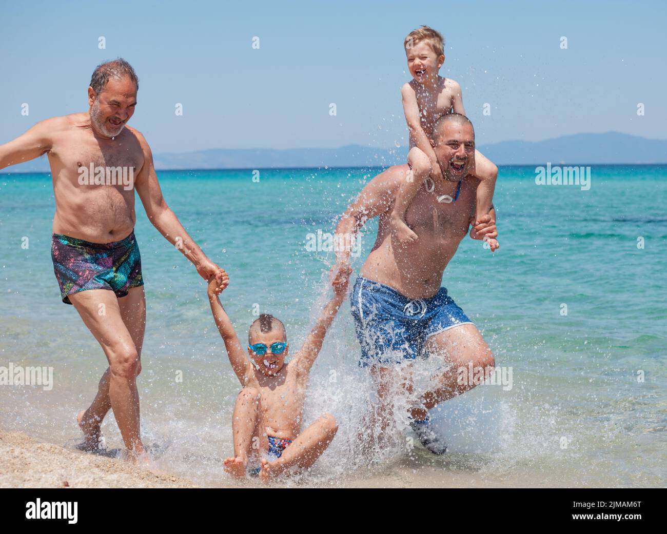 Generationen Sohn Vater Großvater Meer Strand Ferienhäuser Stockfoto