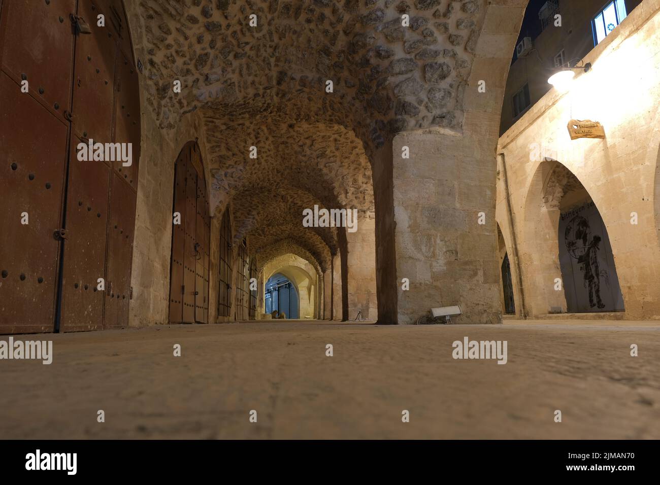 Blick in den großen Basar und die engen Straßen. Nacht, Langzeitbelichtung Foto im Basar alten Mardin. 07.10.2022. Mardin. Türkei. Stockfoto