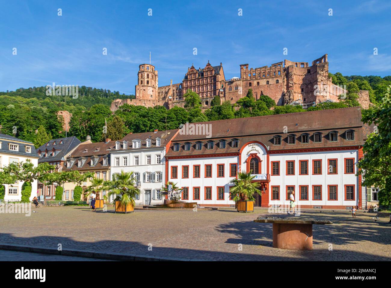 Heidelberg, Deutschland: Juni 2. 2022: Karlsplatz (trans.: Carls Square) in Heidelberg, Deutschland mit berühmtem Schloss im Hintergrund. Ein beliebtes Fotomotiv Stockfoto