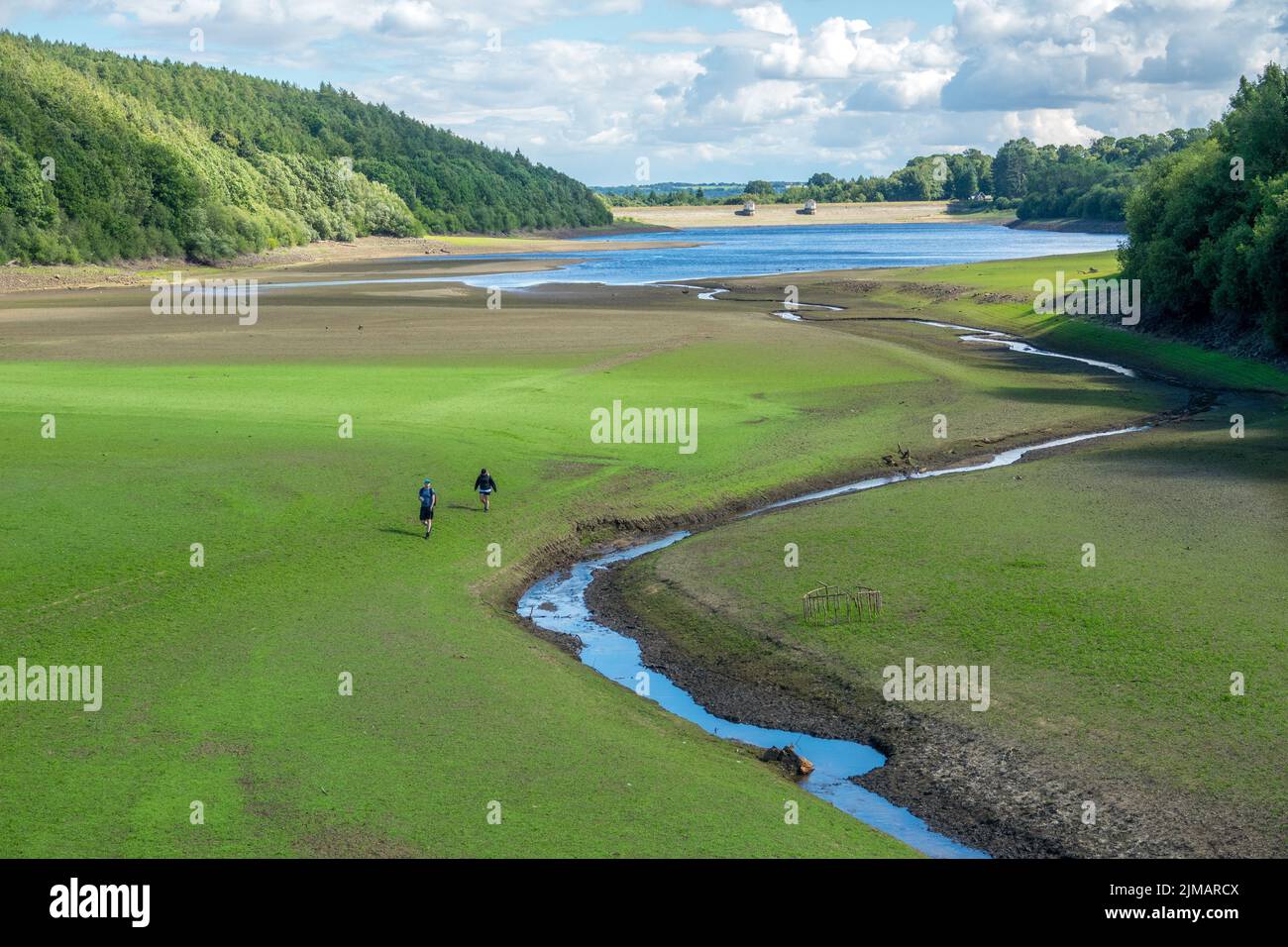 North Yorkshire, Großbritannien. 5.. August 2022. Wanderer wandern durch das leere und trockene Becken des Lindley Wood Reservoir. Das Lindley Wood Reservoir, das von Yorkshire Water zur Trinkwasserversorgung nach Leeds und Umgebung verwendet wird, ist fast leer und trocken. Stockfoto