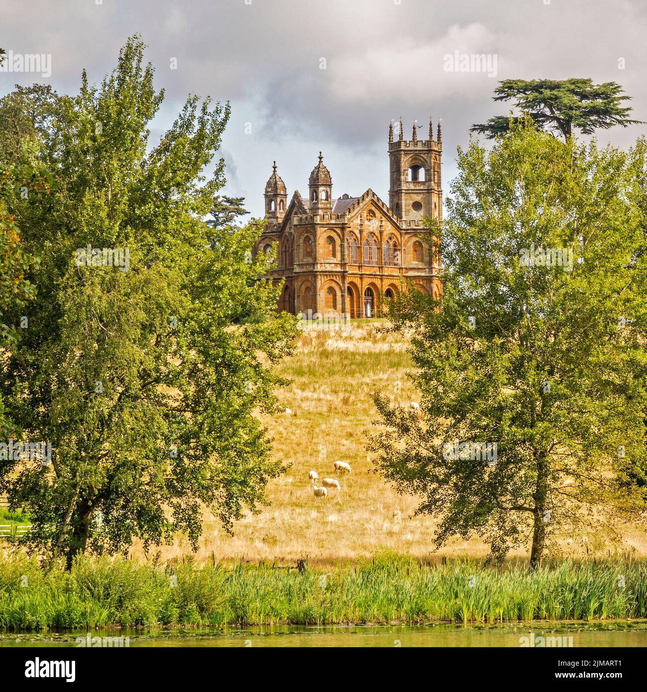 Der gotische Tempel auf dem Hügel Stowe Gardens Buckinghamshire Großbritannien Stockfoto