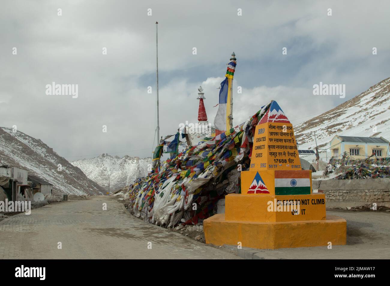 Changla Pass, Indien 09. April 2022 - Indische Flagge Auf Schild Am Changla Pass In Ladakh Leh Stadt Indien, Ist Die Zweithöchste Bergstraße In Stockfoto