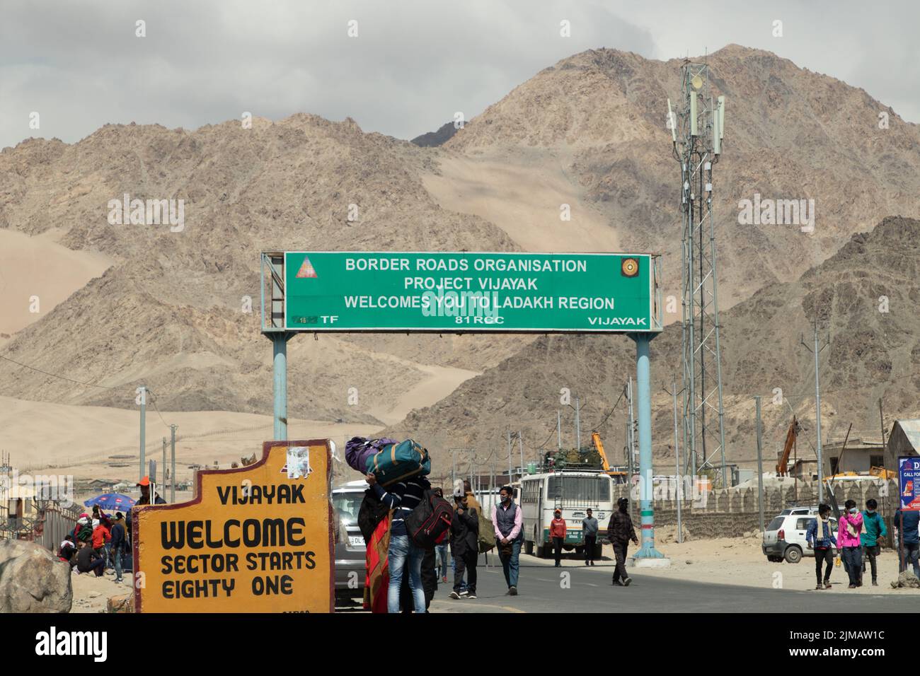 Flughafen Leh, Ladakh, Indien 10. April 2022 - Willkommen Auf Der Ladakh-Schildertafel Der Border Road Organization Am Flughafen Kushok Bakula Rimpochee. Himalaya Stockfoto