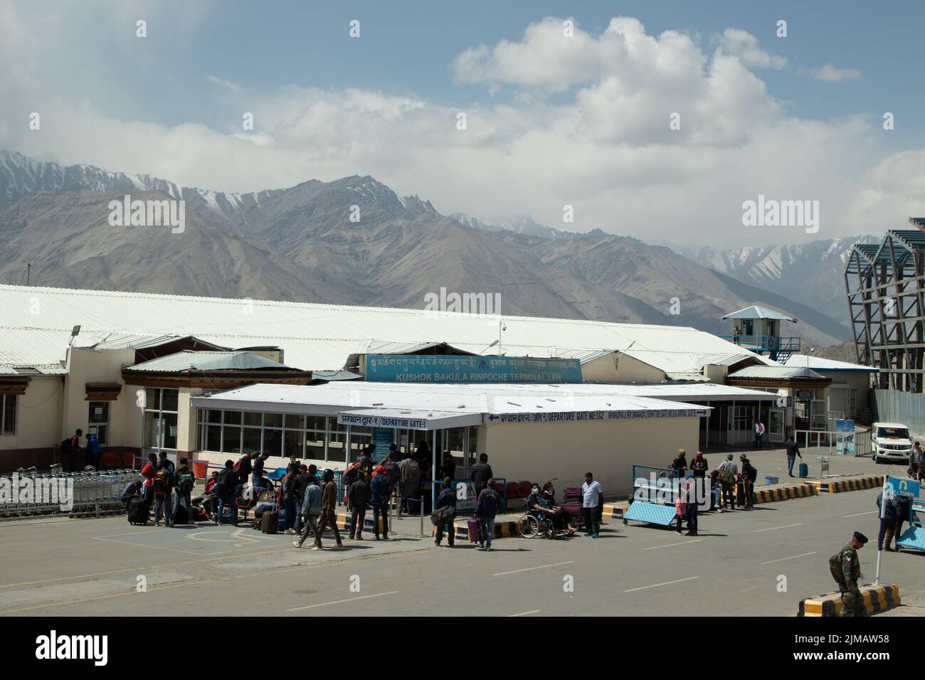 Flughafen Leh, Ladakh, Indien 10. April 2022 - Blick Auf Den Inlandsflughafen Kushok Bakula Rimpochee, Einen Der Flughäfen Im Hochgebirge Stockfoto