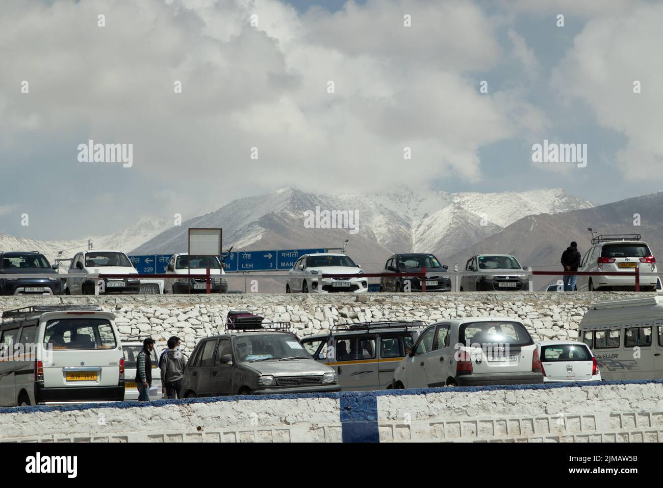 Flughafen Leh, Ladakh, Indien 09. April 2022 - Fahrzeugparkplatz Vor Dem Inlandsflughafen Kushok Bakula Rimpochee, Einem Der Flughäfen, Der Sich Befindet Stockfoto