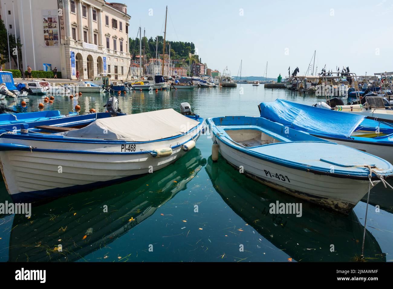 Festfahrende Boote in der Marina der historischen Stadt Piran, Slowenien Stockfoto