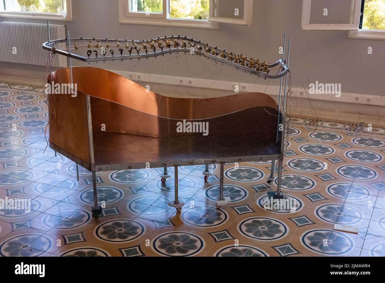 SPETSES, GRIECHENLAND - 21. JULI 2022: Skulptur 'Sleeping Beauty Corp.' von Agata Ingarden Stockfoto