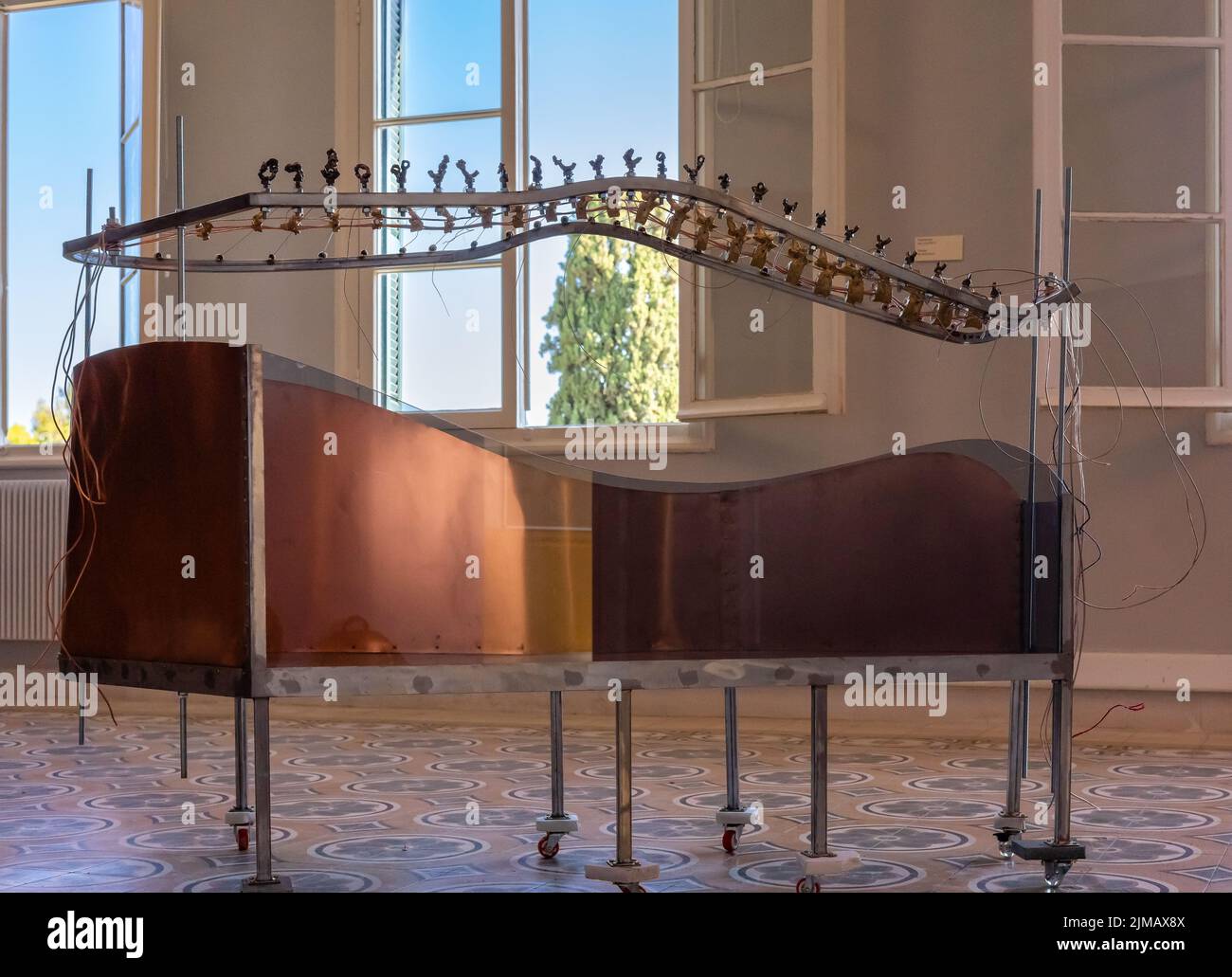 SPETSES, GRIECHENLAND - 21. JULI 2022: Skulptur 'Sleeping Beauty Corp.' von Agata Ingarden Stockfoto