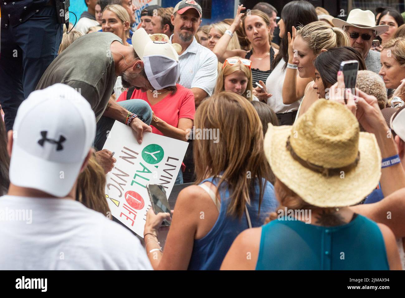 New York, USA. 05. August 2022. Country-Musikstar Walker Hayes gibt Autogramme für Fans während seines Aufführens auf der TODAY Show auf DER TODAY Plaza in New York, NY, am 5. August 2022. (Foto von Gabriele Holtermann/Sipa USA) Quelle: SIPA USA/Alamy Live News Stockfoto