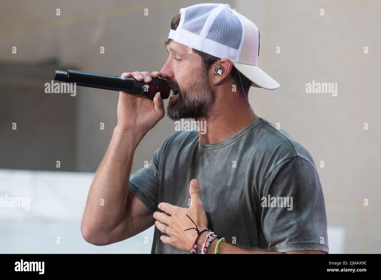 New York, USA. 05. August 2022. Country-Musikstar Walker Hayes tritt am 5. August 2022 auf der TODAY Show auf dem TODAY Plaza in New York, NY, auf. (Foto von Gabriele Holtermann/Sipa USA) Quelle: SIPA USA/Alamy Live News Stockfoto