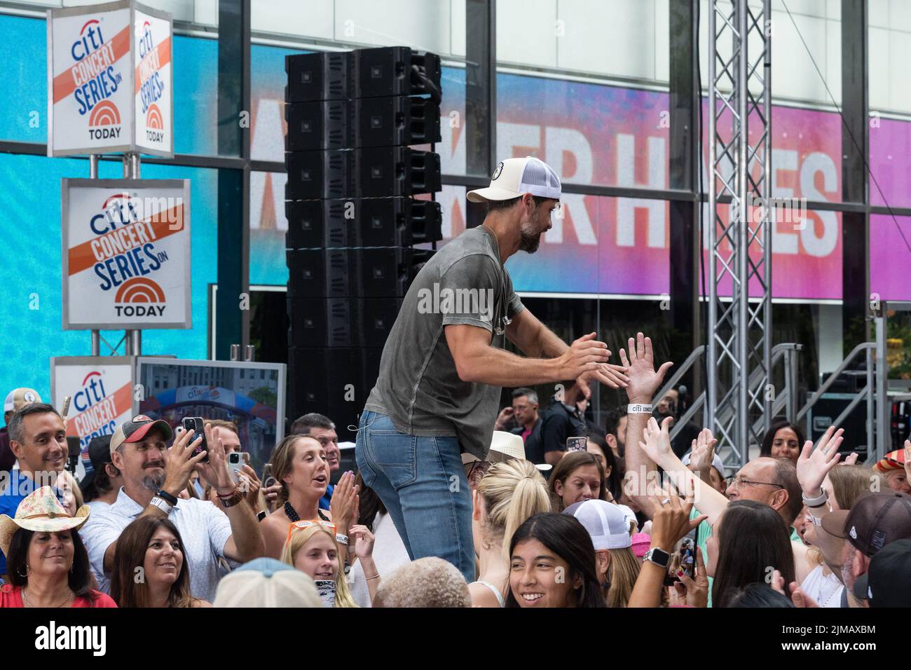 New York, USA. 05. August 2022. Country-Musikstar Walker Hayes tritt am 5. August 2022 auf der TODAY Show auf dem TODAY Plaza in New York, NY, auf. (Foto von Gabriele Holtermann/Sipa USA) Quelle: SIPA USA/Alamy Live News Stockfoto