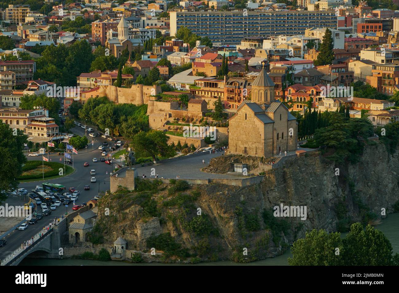 Metekhi Kirche der Geburt der Jungfrau Maria und das Denkmal des Königs Vakhtang Gorgasali in der Altstadt von Tiflis, Georgien Tageslichtansicht von Narikala für Stockfoto