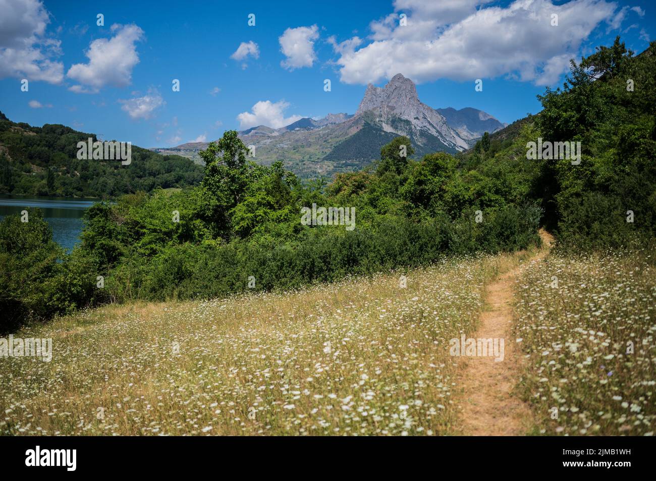 Bergweg in der Umgebung des Lanuza Stausees in Sallent de Gallego, Huesca, Spanien Stockfoto