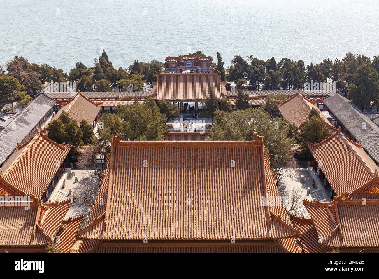 Klosteranlage über dem See am Sommerpalast in Peking, China am 15. März 2018. Stockfoto