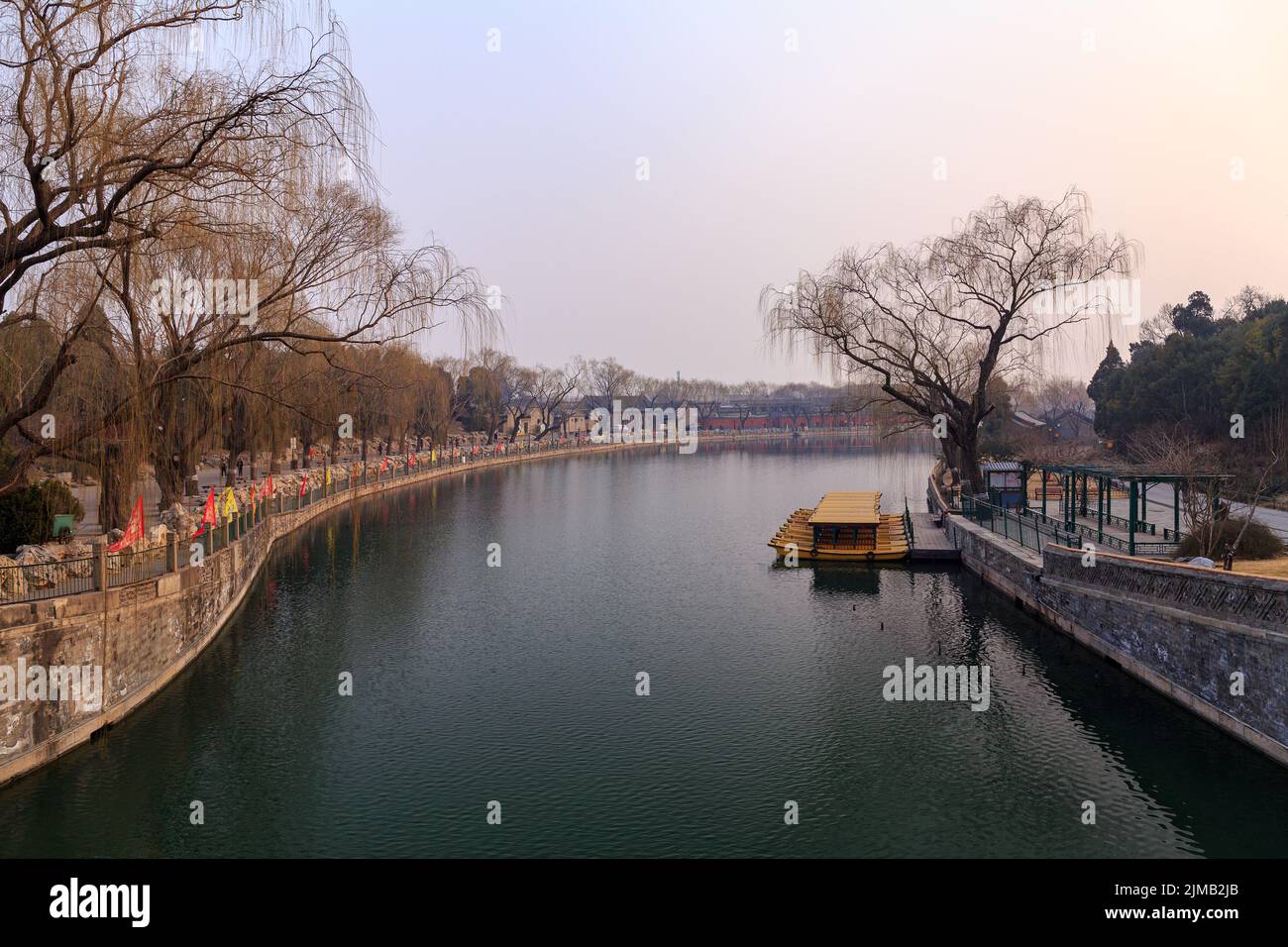An einem kleinen, städtischen Gewässer in Peking, China. Stockfoto