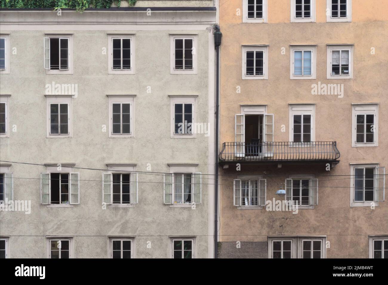 Salzburg - Fassaden von Altstadthäusern an der Salzach, Österreich Stockfoto