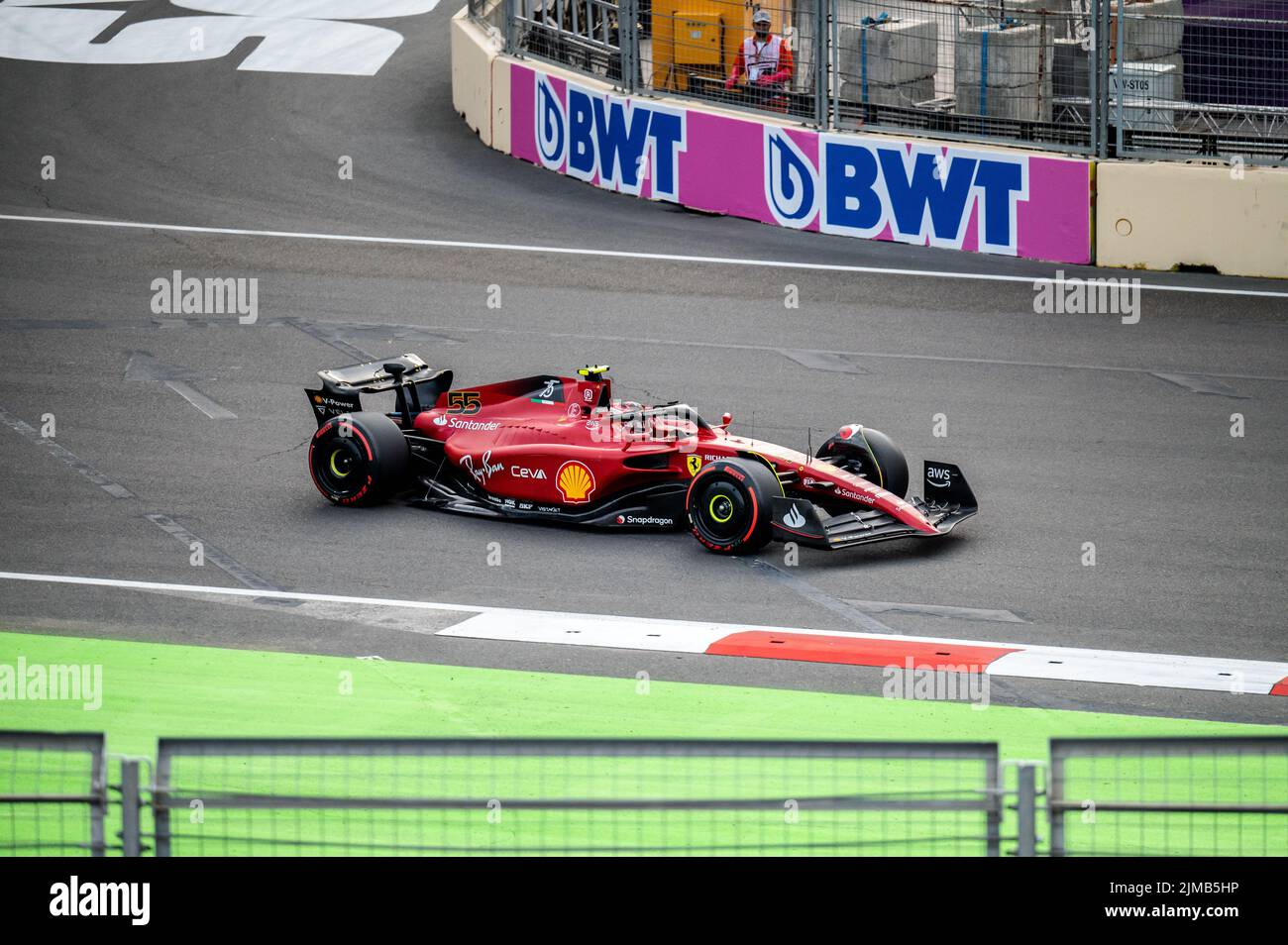 Ein Formel-1-Ferrari, der beim Grand Prix 2022 in Baku, Aserbaidschan, gewonnen wurde Stockfoto