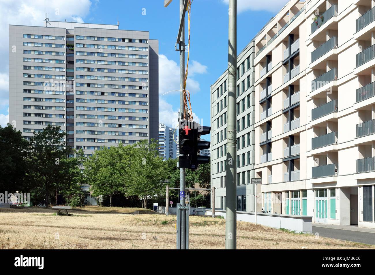 Einer der vielen offenen, unbesetzten Plätze in der Altstadt von Berlin Mitte, an einem sonnigen Sommertag Stockfoto