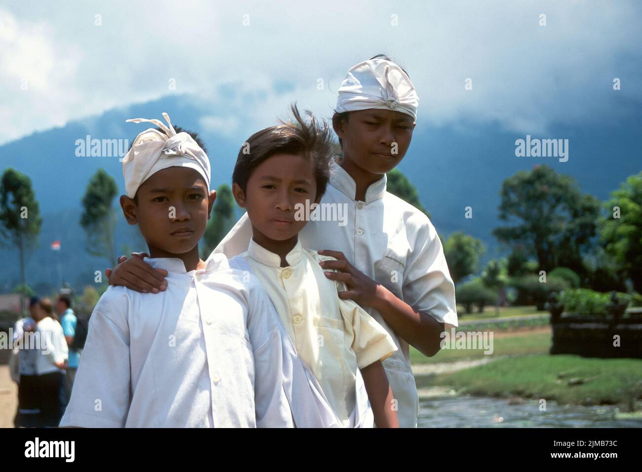 Balinesische Kinder im Pura Ulun Danu Beratan Lake Temple - Teleaufnahme Stockfoto