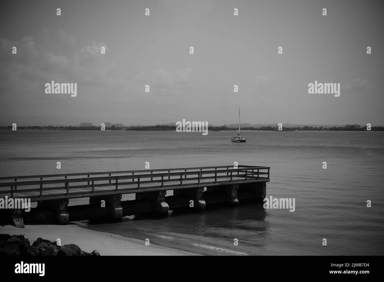 Bild von einem Boot und einem Hafen mit Frühstück Stockfoto