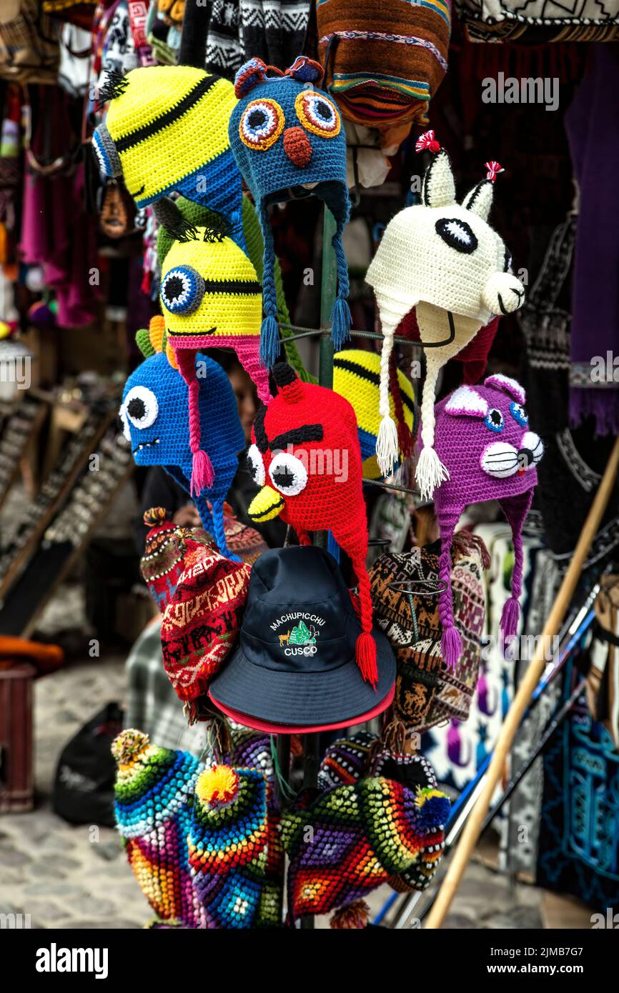 Zeichentrickfiguren-basierte Strickmützen, Kunsthandwerksmarkt, Ollantaytambo, Urubamba, Cusco, Peru Stockfoto