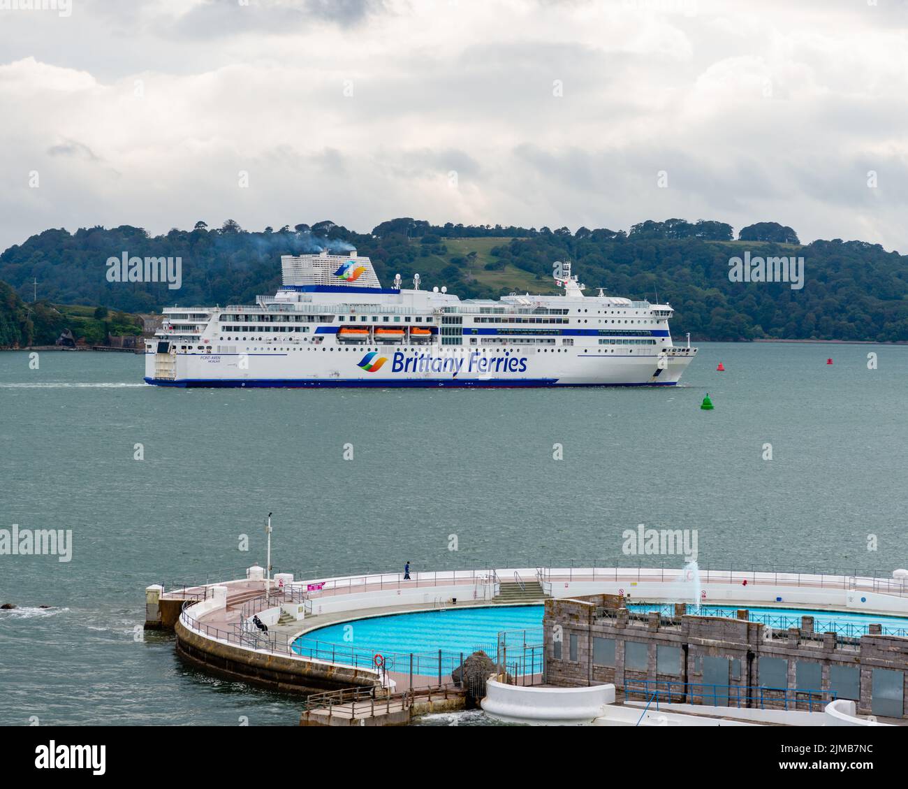 Eine Drohnenansicht der Brittany Ferries, die in Plymouth, dem britischen Hafen, ankommen Stockfoto