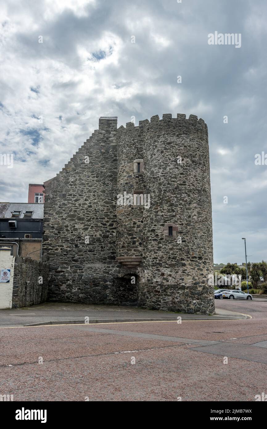 Eine vertikale Aufnahme eines alten Wachturms in Bangor, Vereinigtes Königreich Stockfoto