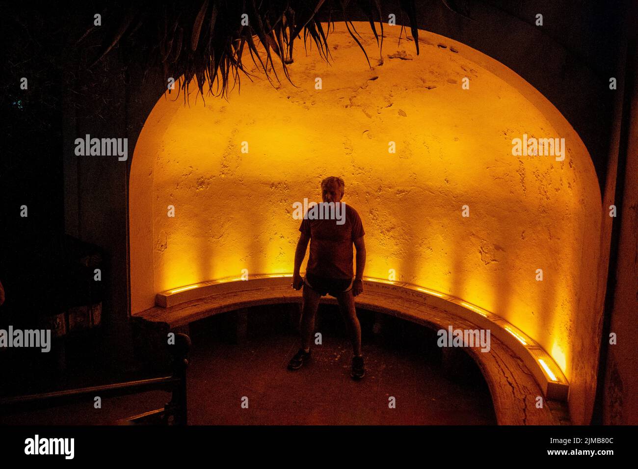 09-23-2015 Nizza, Frankreich. Mann, der nachts auf Colline du Chateau mit orangefarbener Nische trainiert Stockfoto