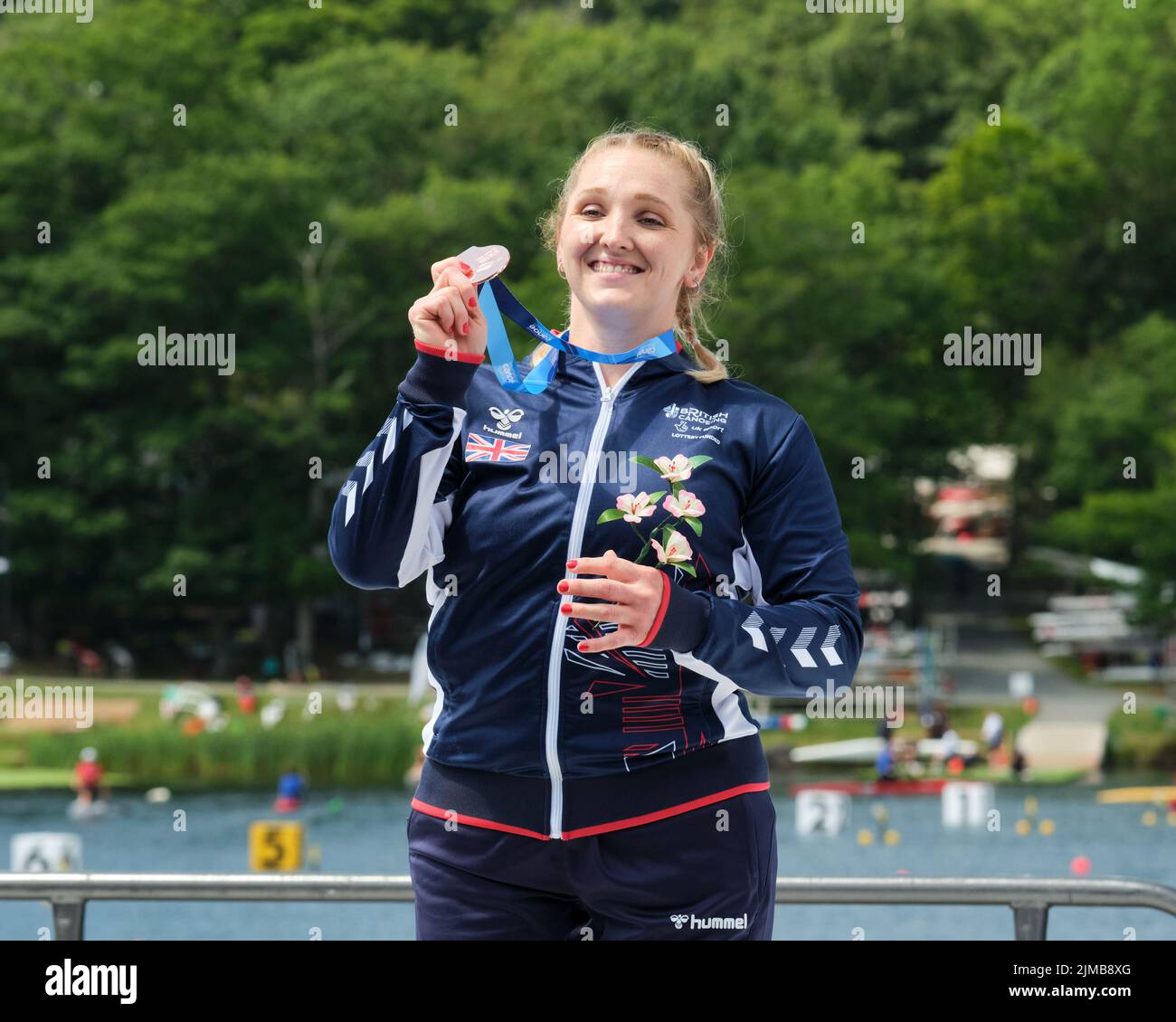 Dartmouth, Kanada. 5.. August 2022. Bei der Medaillenübergabe erhält die britische Charlotte Henshaw nach dem Gewinn der Paracanoe-Weltmeisterschaft VL3 200m von Bruni Surin ihre Goldmedaille. Henshaw beendete das Ziel in einer Zeit von 59,58 über einer Sekunde vor ihrem Landsmann. Ihr Landsmann Hope Gordon holt Silber und die Brasilianerin Mari Santilli Bronze. Die ICF Kanurennsport- und Paracanoe-Weltmeisterschaft 2022 findet am Lake Banook in Dartmouth (Halifax) statt. Kredit: Meanderingemu/Alamy Live Nachrichten Stockfoto