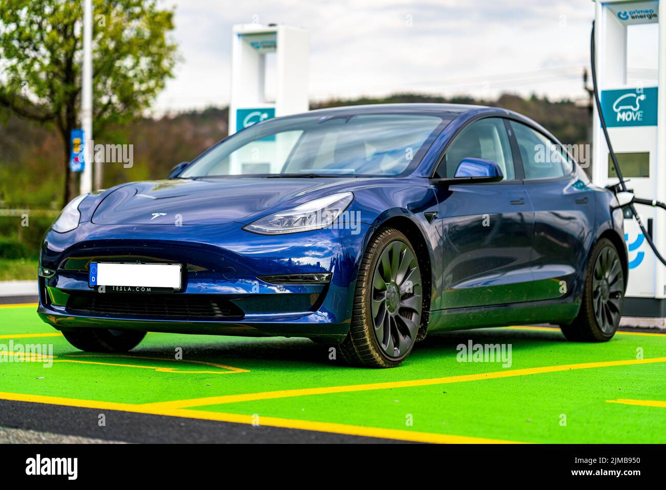 Nahaufnahme von Heck eines blauen Autos der Marke Tesla Mo…