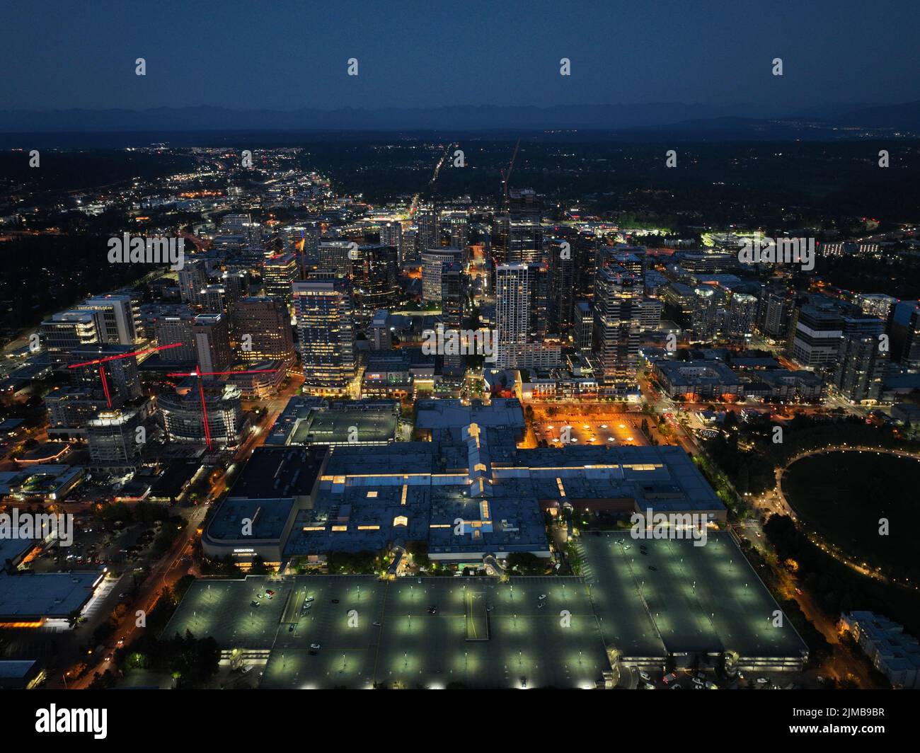 Eine Luftaufnahme der beleuchteten Stadt Bellevue bei Nacht im Bundesstaat Washington Stockfoto