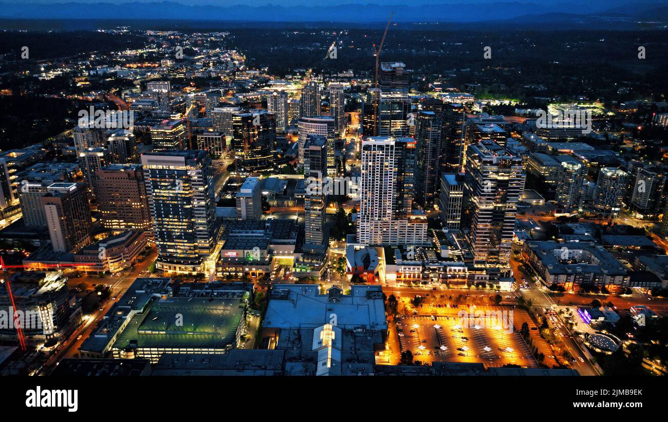 Eine Luftaufnahme der beleuchteten Stadt Bellevue bei Nacht im Bundesstaat Washington Stockfoto