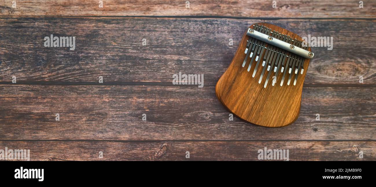 Bei der Klassifizierung von Musikinstrumenten gehört der Kalimba zur Kategorie der Lamellophone oder zupften Idiophone. Stockfoto