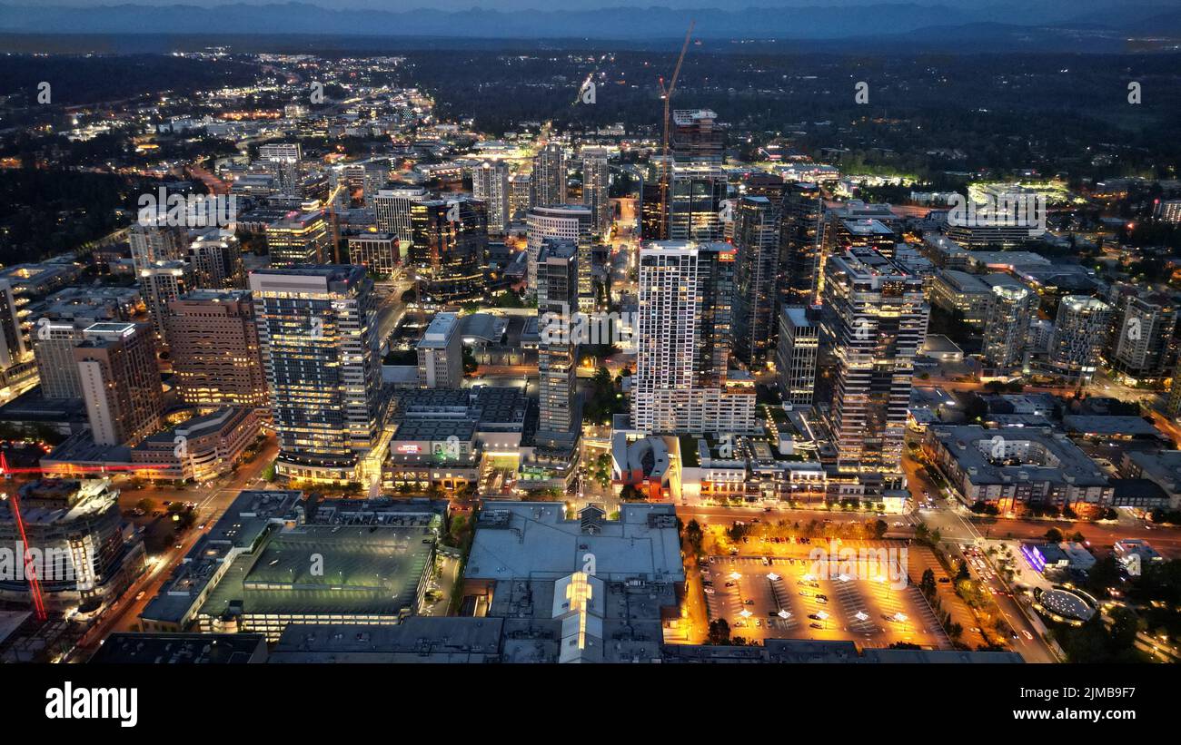 Eine Luftaufnahme der beleuchteten Stadt Bellevue bei Nacht im Bundesstaat Washington Stockfoto