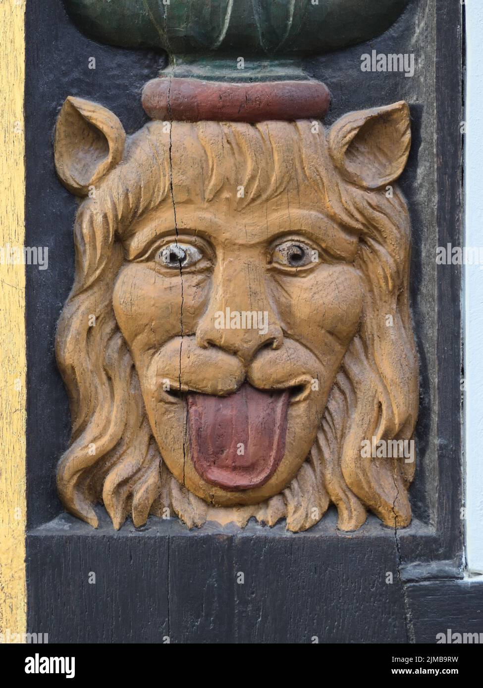 Goslar - Groteskes Gesicht, Neidkopf, Holzschnitzerei auf einem Fachwerkhaus, Deutschland Stockfoto